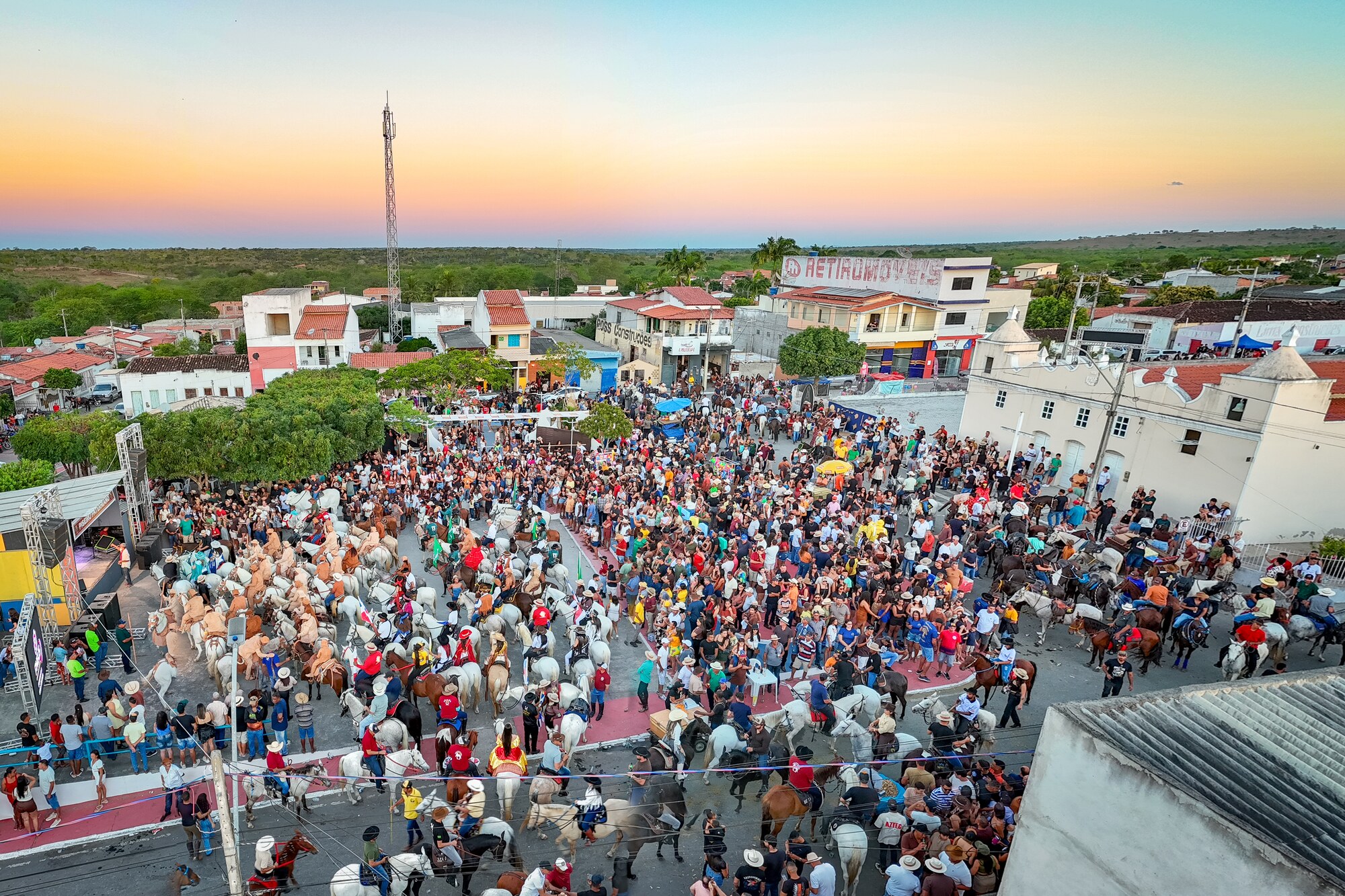 Praça da Matriz tomada pela celebração dos vaqueiros, vista do alto