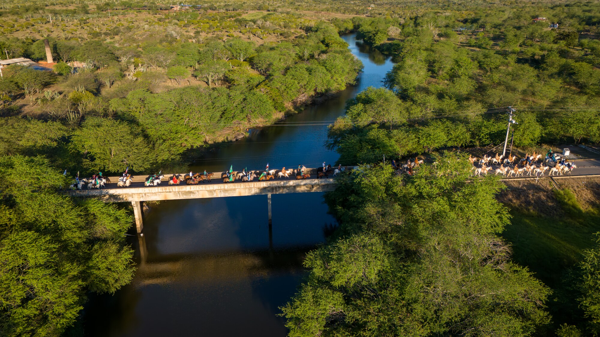 Desfile atravessando a ponte do Rio Jacuípe
