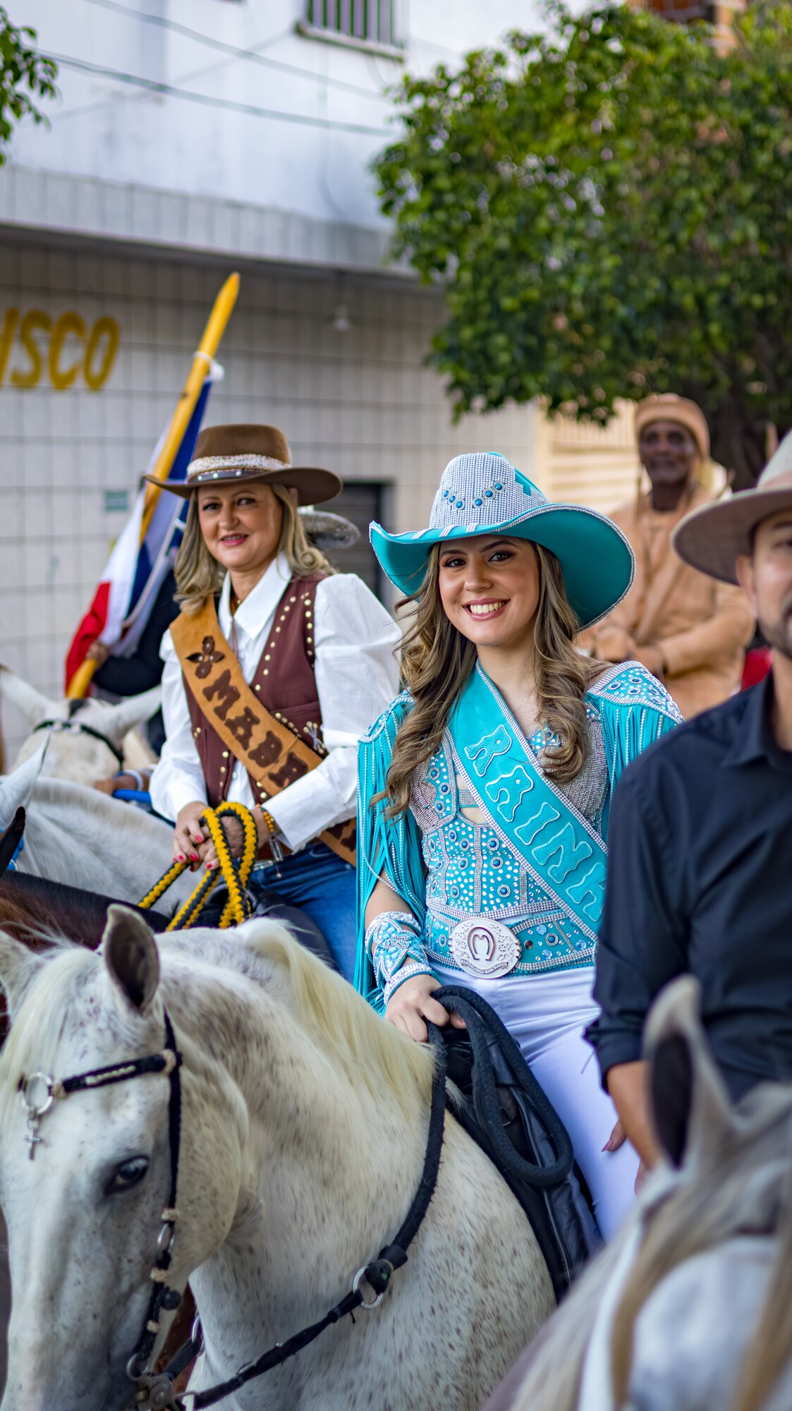 Rainha, princesa e madrinha montadas no desfile