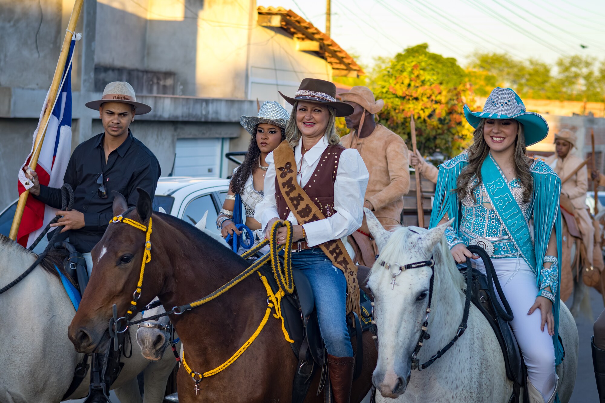 Madrinha e rainha durante o desfile