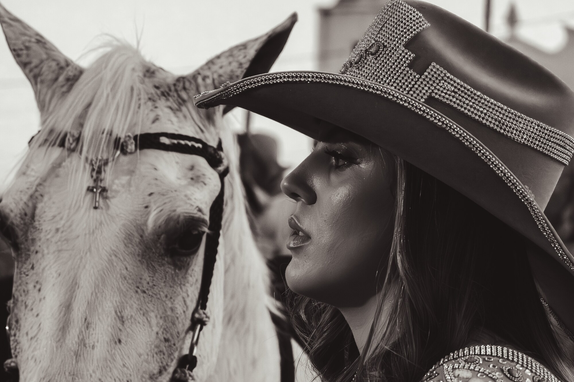 Rainha e cavalo em preto e branco