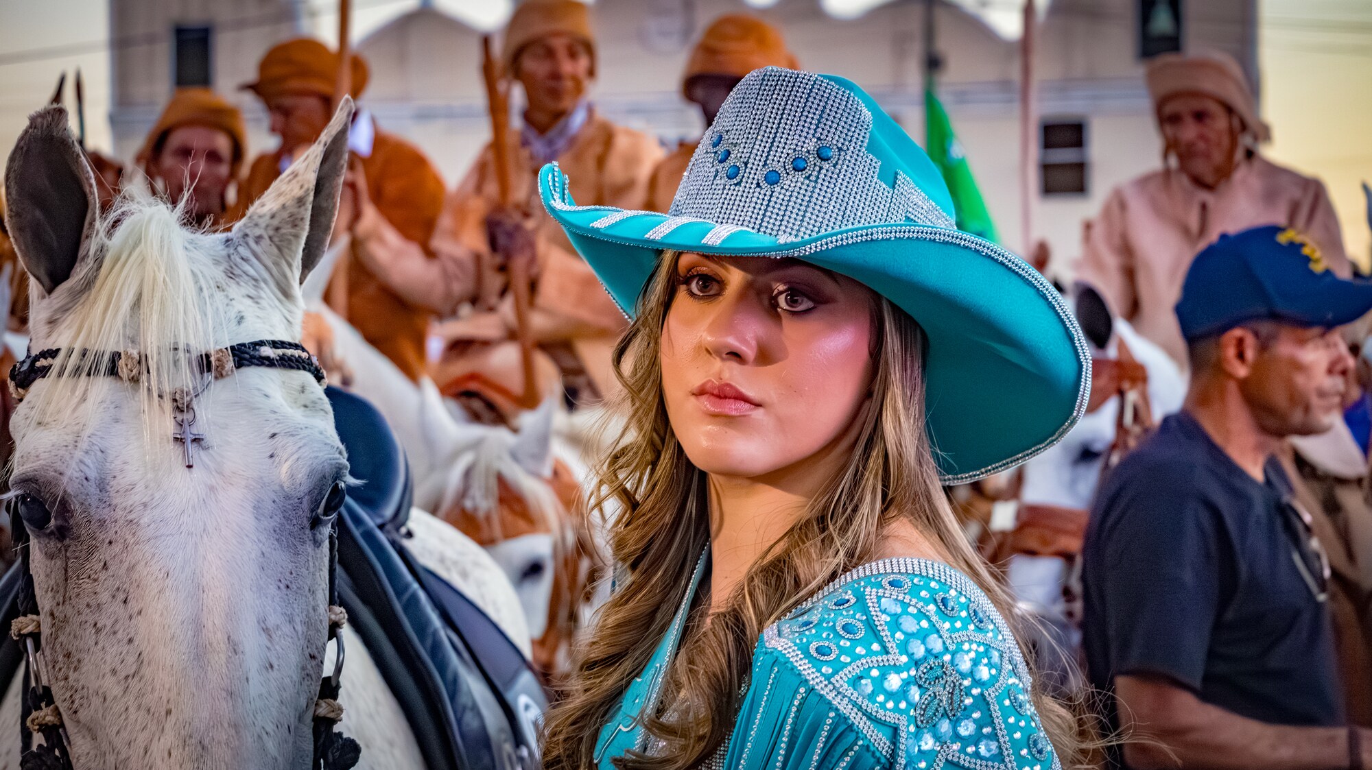 Esther Morais entre o cavalo e a vaqueirama